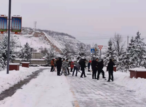 瑞雪兆豐年 掃雪保安全——市產投集團團委組織開展積雪清掃活動(圖2)